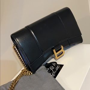 Hourglass Wallet On Chain in black shyni box calfskin, aged-gold hardware